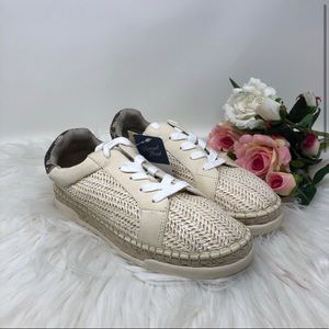Universal Thread lace up Snakers